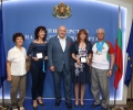 Зам.-кметът на Стара Загора Красимира Чахова с плакет от министъра на спорта Красен Кралев