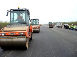 На Лот 2 са асфалтирани вече 2,5 км от южното платно, като началото на асфалта започва малко след колелото.