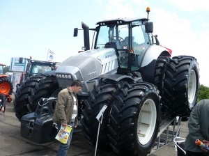 Един от най-крупногабаритните експонати на изложението - трактор "Ламборджини" с мощност 270 к.с.