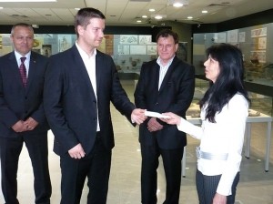 Живко Тодоров дарява сумата, приема я от името на Музея Ваня Ценкова. Вляво - областният управител Йордан Николов, вдясно - депутатът Недялко Недялков.