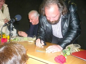 Преводачът Денис Карасьов (на преден план) раздаде автографи; вляво е поетът Таньо Клисуров.