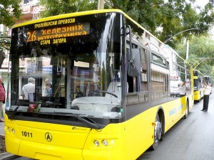Такива сияйно жълти бяха украинските тролейбуси преди да бъдат побългарени с облепяне на реклами.