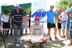 Победителят Христо Христов с уловения от него 19,5-килограмов амур.