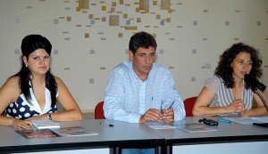 Независимият кандидат-кмет Дамян Георгиев води кръглата маса заедно с Мария Динева от Земеделския народен съюз (вляво) и Мариела Чорбаджийска, която оглавява предизборния му щаб (вдясно).
