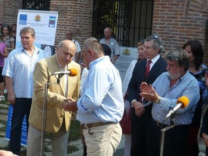 Премиерът Борисов връчи ключа от новия Музей на религиите на кмета Танчев.