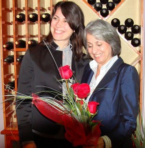 Маргарита Попова получи красив букет с рози от управителката на хотел "Форум", където се проведе срещата на кандидатпрезидентската двойка с медиите.