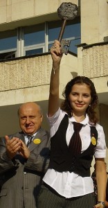 Калина Петкова с ключа на града и колегата си - кметът на Стара Загора проф. Светлин Танчев.