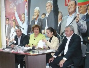 Зита Гурмай (до Бойчо Биволарски) подкрепи за изборите него и водача на листата с кандидати за общински съветници на БСП в Стара Загора Илия Златев (вдясно).