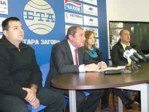 Бойчо Биволарски (в средата) коментира пред медиите следизборната ситуация в местната организация на БСП.