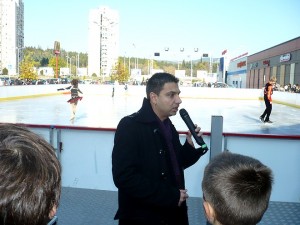 Новият сезон на ледената пързалка бе открит от управителя на Парк-мол "Стара Загора" Милош Самуилов.