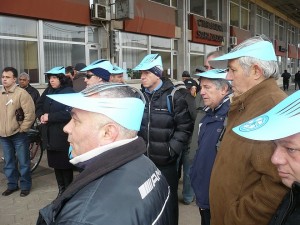 Стачкуващите от КТ "Подкрепа" старозагорски железничари се отличаваха по сините си картонени шапки.
