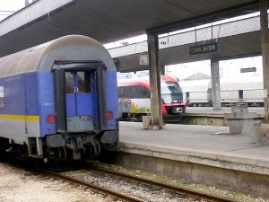 На втори коловоз остана да чака от 8.15 до 16 ч. международният влак Истанбул-Букурещ, а на 4-ти коловоз - електромотрисата "Сименс" за Пловдив, която не тръгна, защото не дойде "половинката й" от Ямбол, която трябваше да се прикачи към нея.