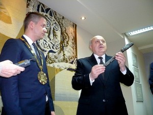 Проф.Светлин Танчев предаде на Живко Тодоров символичния ключ на Стара Загора и кметската огърлица.