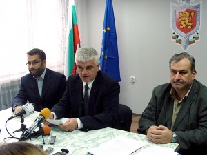 Участниците в петъчния брифинг (от ляво на дясно): наблюдаващият прокурор Митко Игнатов, директорът на ОДМВР Алекси Алексиев и началникът на Икономическа полиция Стефан Стоев.