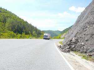 В Прохода на Републиката завоите са коварни, но по-голямата опасност са бързо движещите се тирове.