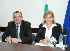 Министър Нона Караджова и врид областният управител Димитър Драчев.