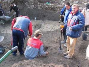 Ръководител на разкопките е археологът Веселин Игнатов (с металотърсача в ръка).