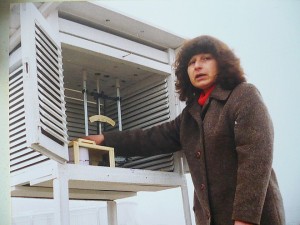 Шефката на метеорологичната обсерватория в Стара Загора Таня Ташева измерва поредния температурен минимум.