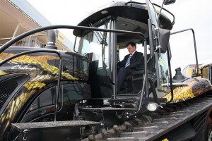 Областният управител Недялко Недялков тества една от най-мощните машини на изложението - трактора "Чалънджър".