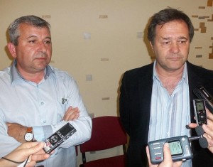 След изтощителното второ заседание на конференцията новият общински председател Илия Златев и областният лидер Трифон Митев (вдясно) отговориха на интереса на медиите към тях.