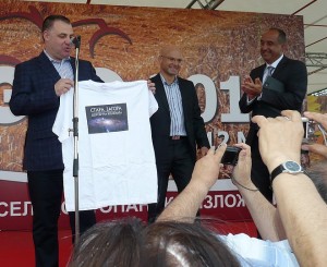 Депутатът от ГЕРБ Пламен Русев, двигател на инициативата "Стара Загора - център на Вселената",  дари на министър Найденов тениска с логото.