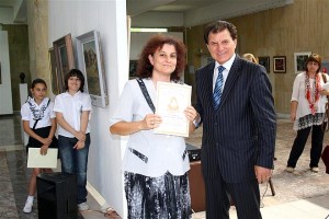 Наградата получава г-жа Светлана Нейкова, учител по бъларски език и литература в ПМГ „Никола Обрешков”, Казанлък