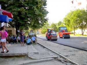 Много се бърза и ни се струва, че някои неща се претупват, коментират жителите на "Големия Железник", докато наблюдават асфалтирането край блоковете си.