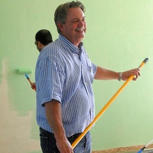 Директорът на централата Рой Рийд също се включи в боядисването на класни стаи.