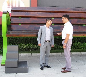 Мол мениджърът Милуш Самуилов (вляво) и кметът на Димитровград Иво Димов пред пейката.