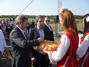 Президентът, премиерът и еврокомисар Хаан (вляво) бяха посрещнати, както повелява традицията, с хляб и сол.