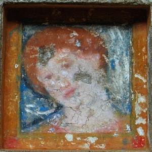 Изображение на женско лице в централната камера на гробницата в могилата Оструша.