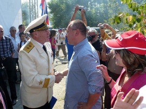 Сергей Станишев се здрависа сърдечно с вицеадмирал Кир Лимзенко.