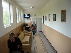 Уютният коридор пред Учителската стая.