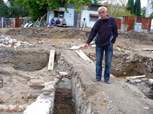 Основите на средновековна къща са стъпили върху зида на късноантичната римска сграда, показва ръководителят на разкопките Димитър Янков.