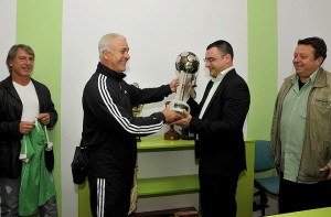 Теньо Минчев, капитанът  на „Берое” през  1986 година, връчи шампионската купа на изпълнителния директор на ПФК ”Берое” Боян Боев.