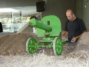 Художник-фотографът Цветан Четъшки аранжира тежка картечница "Викерс Максим" на шаси "Соколов" от времето на Балканските войни в рамките на веществено-документалната изложба "Те защитаваха честта на България", подредена на IV-то експозиционно ниво в Регионалния исторически музей - Стара Загора.