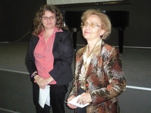 Донка Черковска (вдясно) и внучката на Велко Димитров - Велина.