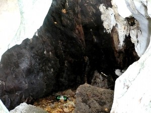 Вътре в корубата на Стария чинар се е образувало пространство с размерите на малка стая. Вътре се виждат рухнали големи отломки от бетонната замазка на дупките по дънера. Цялата вътрешна повърхност е обгоряла, но короната на 680-годишното дърво е все още с учудващо богата листна маса.