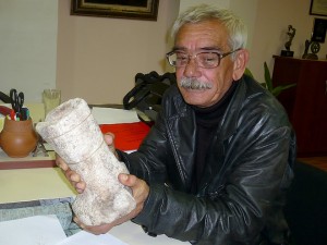 Димитър Янков с новооткрития мраморен свещник от 4-5 век.