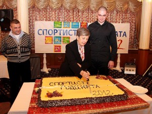 Зам.-кметът Иванка Сотирова разряза празничната торта заедно със спортист №1 Костадин Костов и треньорът му в клуб „Хара” Красимир Коруков, който пък бе обявен за треньор на 2012 г. на Стара Загора.