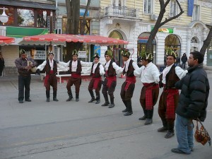 Времето е студено, но сърцата ни са горещи, казват с танца си тези темпераментни сливенски коледари, дошли "на гости" на старозагорци.