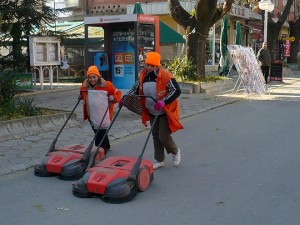 По-добре листа, отколкото сняг и лед - си казват тези прилежни труженички, докато тикат механичните "прахосмукачки" по "Цар Симеон Велики".