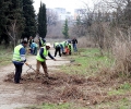 Общински работници прочистват алеите край Бедечка