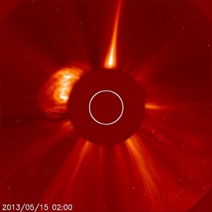 Изхвърляне на коронална маса. Изображение от коронографа LASCO/C2 на борда на спътника SOHO в 05ч00мин българско време на 15май 2013 г.