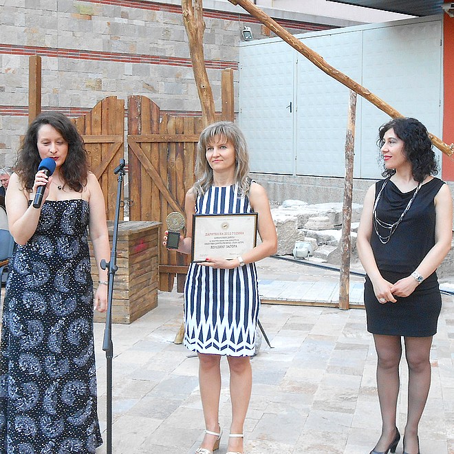 Г-жа Мария Хорсикян, Холдинг "Загора" (в средата) - с наградата „Дарител на годината 2012”.