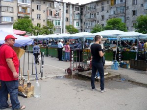 Сергиите - изместени на паркинга зад чешмата.