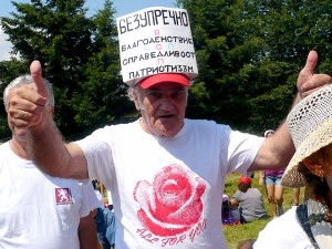 Креативен социалист с уникална шапка-послание