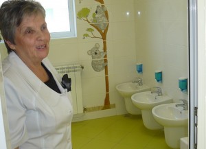 Директорката на ЦДГ "Радост" Росица Тенева показва с удоволствие едно от обновените санитарни помещения с малки умивалници за децата