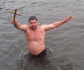 Гълъбово: 39-годишният Ангел Атанасов „спаси” Светия кръст на Йордановден и подари наградата си
