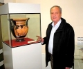Старозагорският бизнесмен Стефан Шоселов изкупува тракийски мечове и вази от Европа, показа мини изложба в Регионалния музей